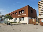 Nouveau : nos permanences à Saumur Vue extérieure de l’Espace Jacques Percereau à Saumur, centre social où ont lieu les permanences le deuxième mardi de chaque mois.