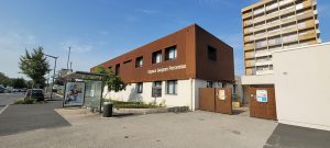 Vue extérieure de l’Espace Jacques Percereau à Saumur, centre social où ont lieu les permanences le deuxième mardi de chaque mois.