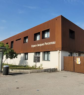Permanence à Saumur • mardi 14 avril Vue extérieure de l’Espace Jacques Percereau à Saumur, centre social où ont lieu les permanences le deuxième mardi de chaque mois.