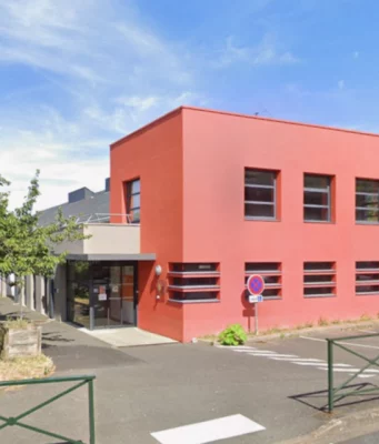 Permanence à Cholet • lundi 20 avril Façade du Centre social du Planty à Cholet, lieu d’accueil des permanences associatives LGBTQIA+.