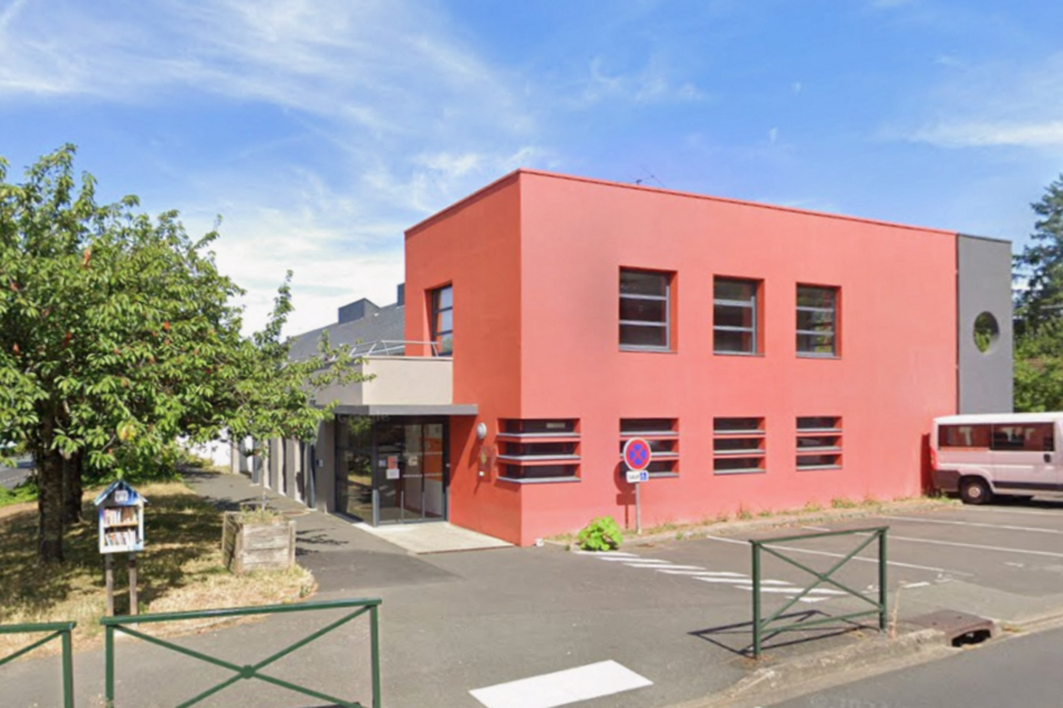 Façade du Centre social du Planty à Cholet, lieu d’accueil des permanences associatives LGBTQIA+.
