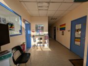Permanences d’accueil : nouveaux horaires ! Couloir d’accueil du local de QUAZAR à Angers, avec affiches LGBTQIA+, espace d’attente et portes des bureaux des permanences